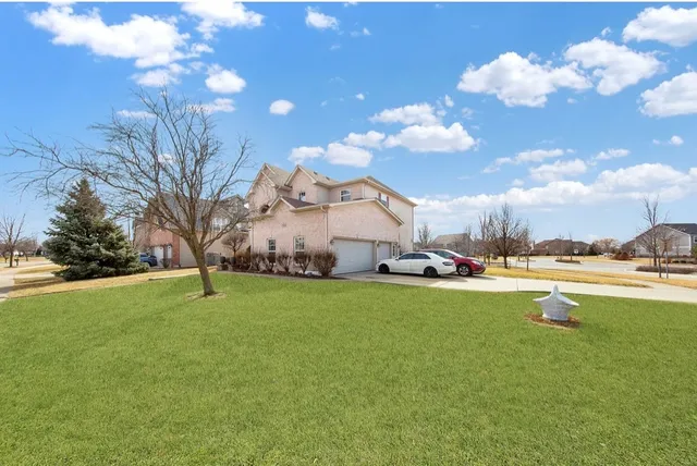 a view of a house with a yard