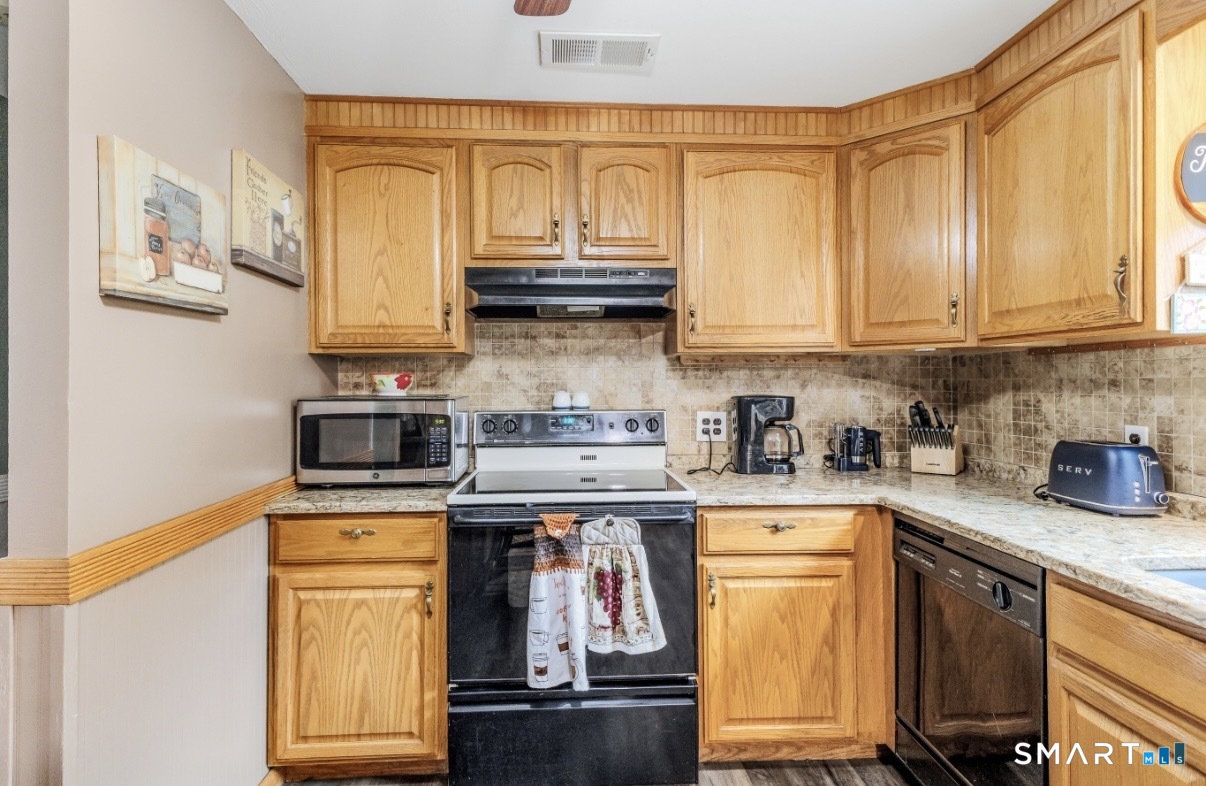 17 Trinity Lane Windsor Locks, CT 06096 - Photo 8 of 32