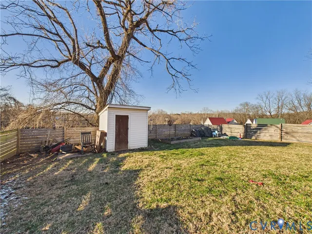 a view of a backyard