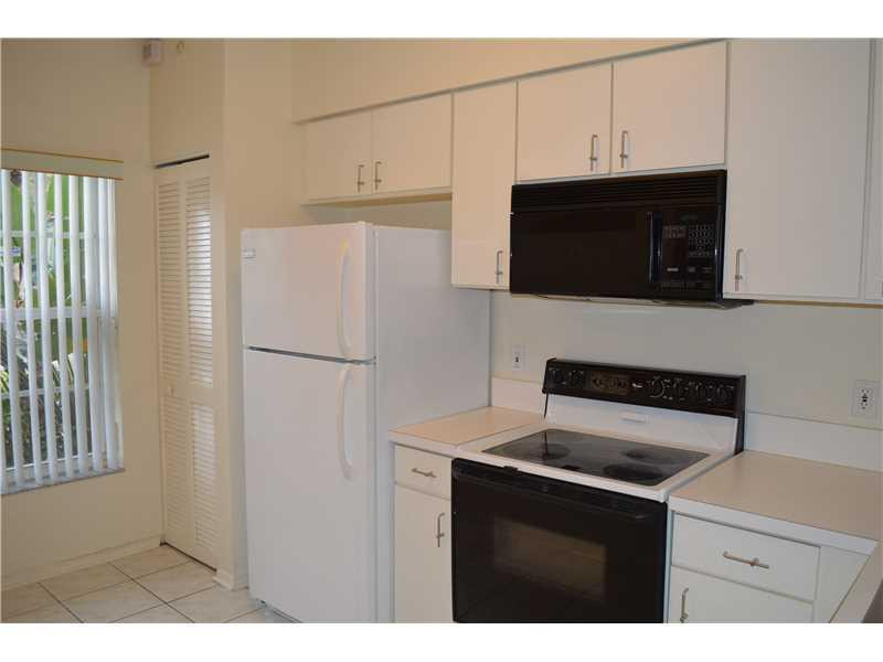 151 Southwest 96th Terrace, Unit 151 Plantation, FL 33324 - Photo 20 of 28 Kitchen.