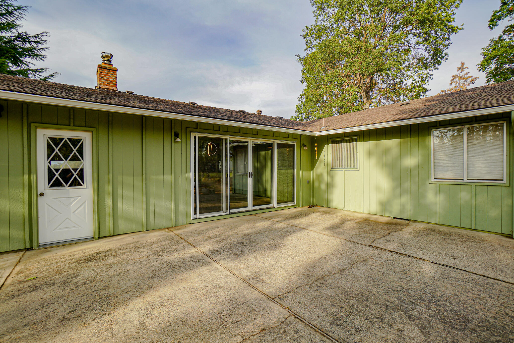 674 Oak Grove Road Medford, OR 97501 - Photo 24 of 47 Back patio.