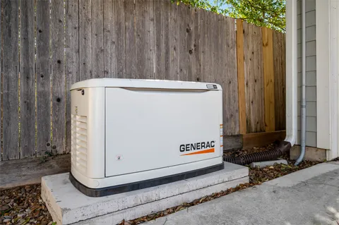 $715,000 | 1003 East 25th Street, Houston, TX 77009