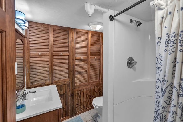 4170 North Taylor Avenue Decatur, IL 62526 - Photo 21 of 29 a bathroom with a sink a toilet and shower