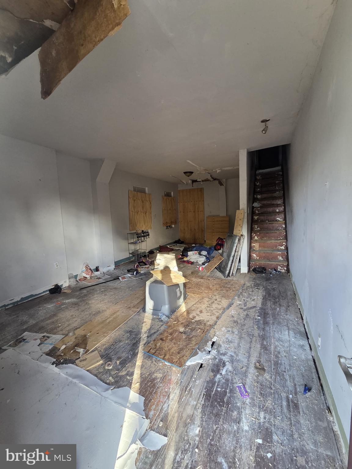 610 West 8th Street Chester, PA 19013 - Photo 3 of 15 a room with a couch