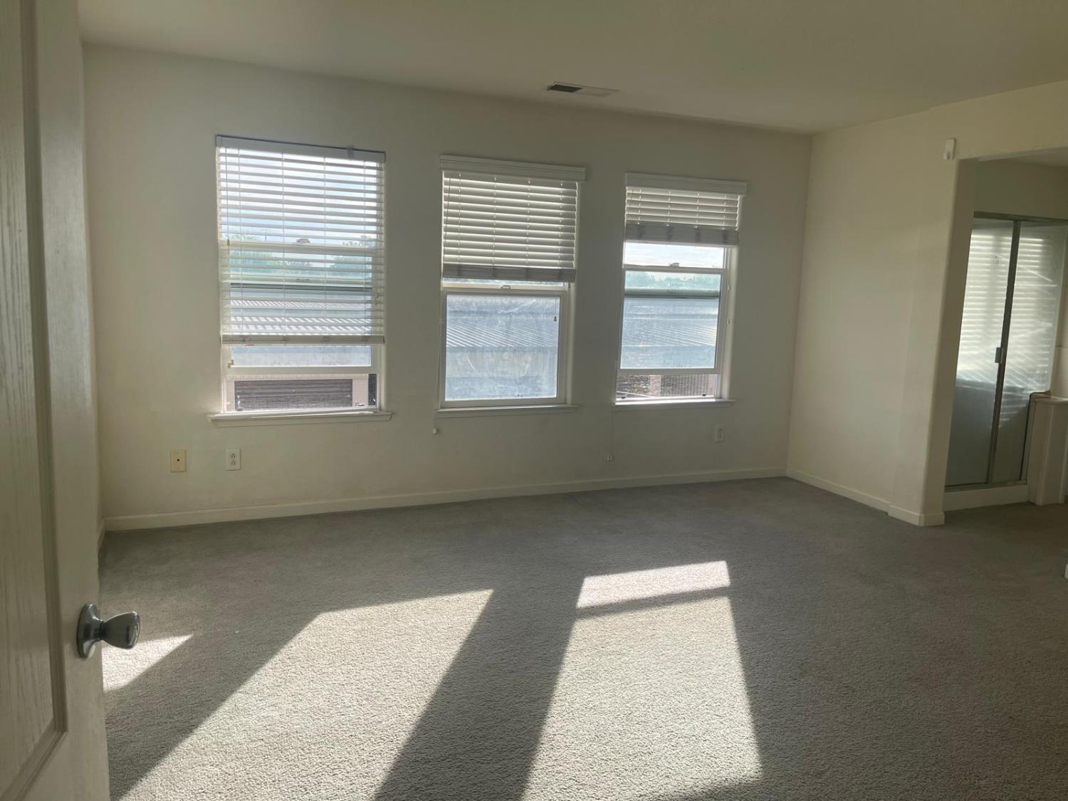 1006 Papaya Street Madera, CA 93638 - Photo 13 of 17 an empty room with windows