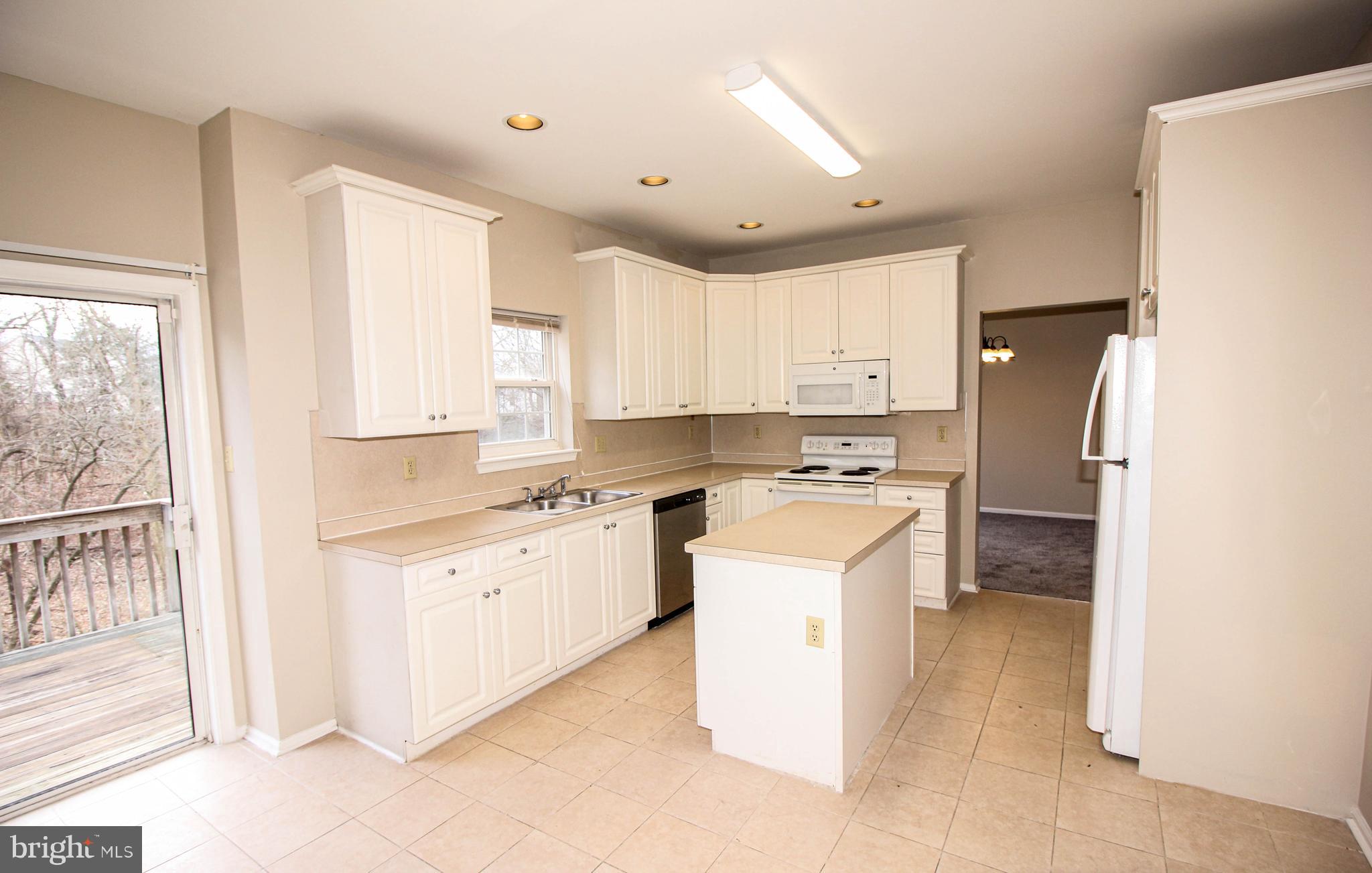 127 Julie Road Pottstown, PA 19464 - Photo 11 of 37 Kitchen