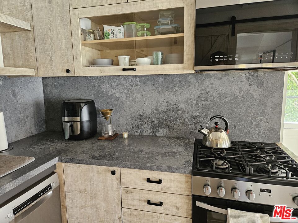 212 South Muirfield Road Los Angeles, CA 90004 - Photo 6 of 20