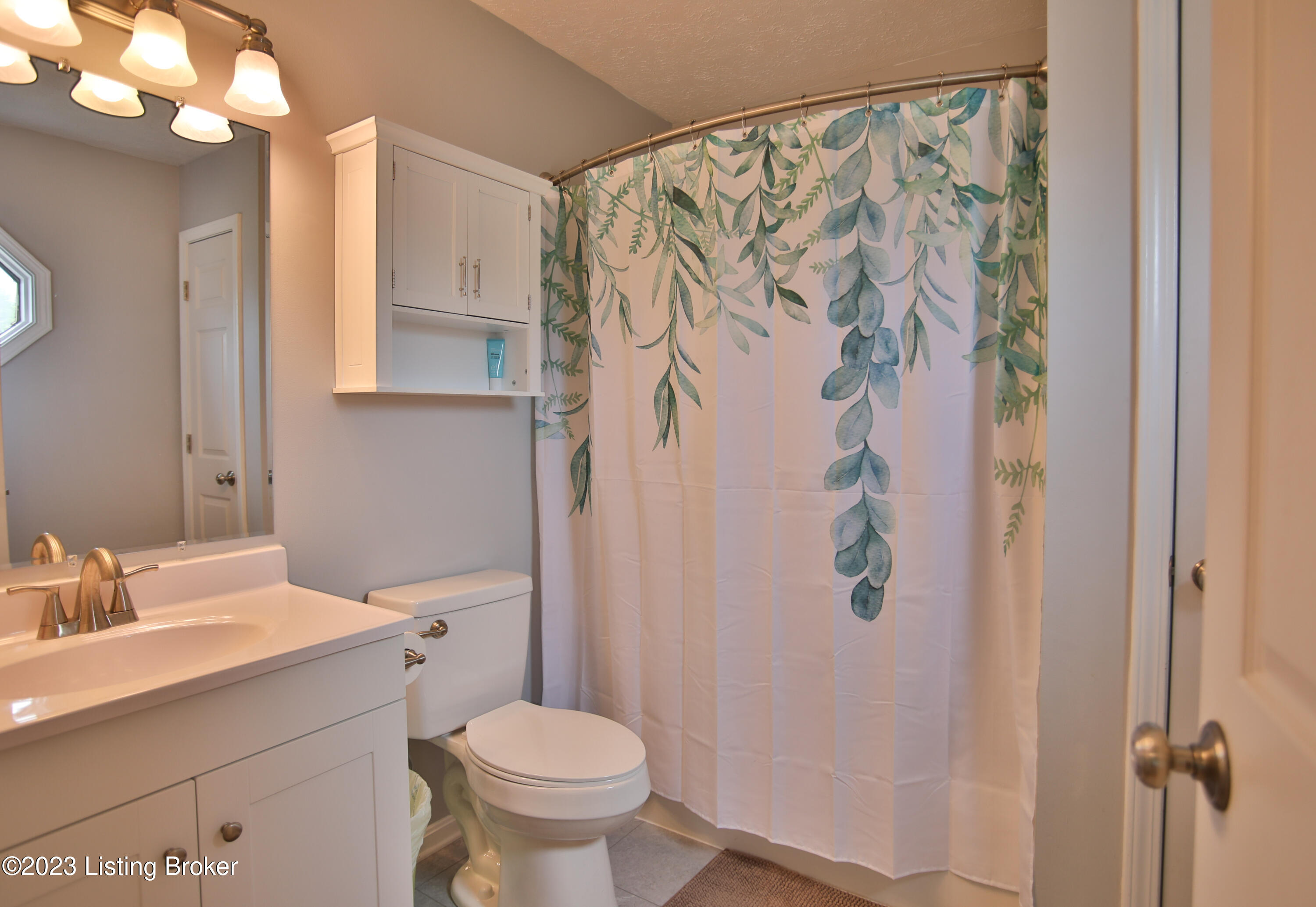 3916 Belltower Road Louisville, KY 40299 - Photo 19 of 32 Primary Bath