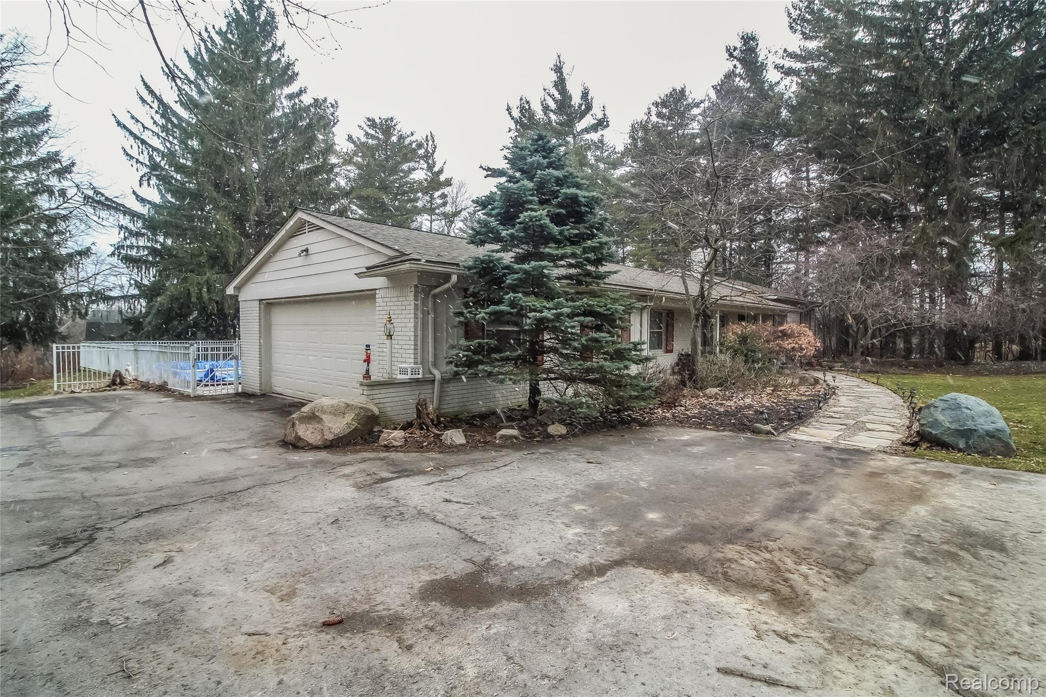 2675 Dutton Road Rochester, MI 48306 - Photo 39 of 42 038-photo-rear-view-5533350.jpg
