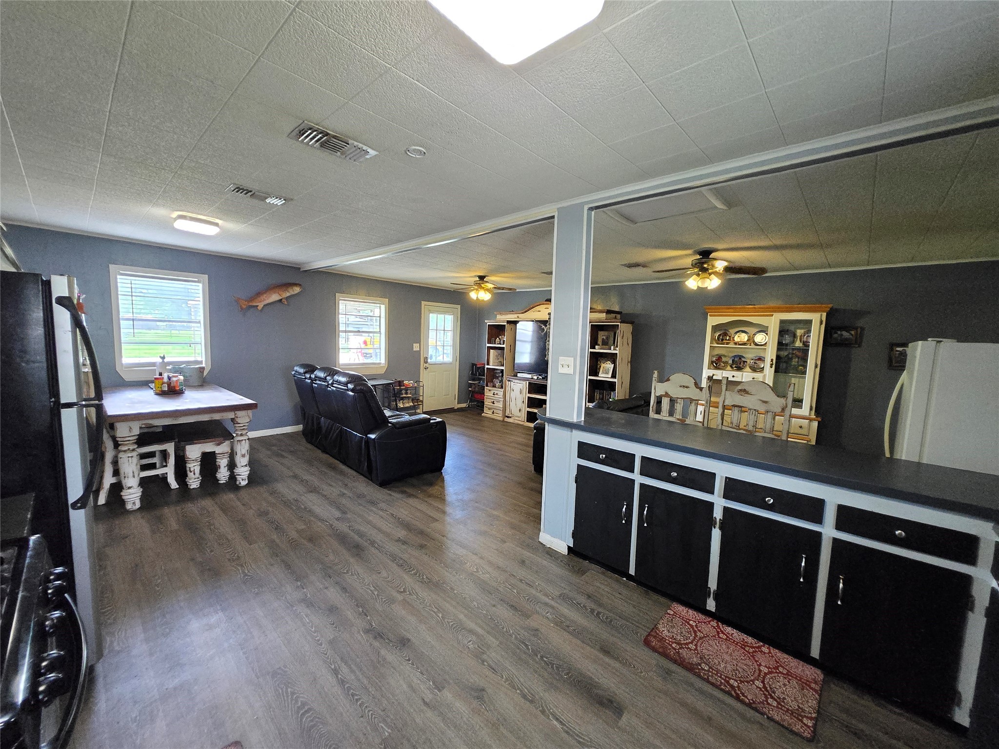 610 East Division Street Edna, TX 77957 - Photo 20 of 38 a living room with furniture and a wooden floor