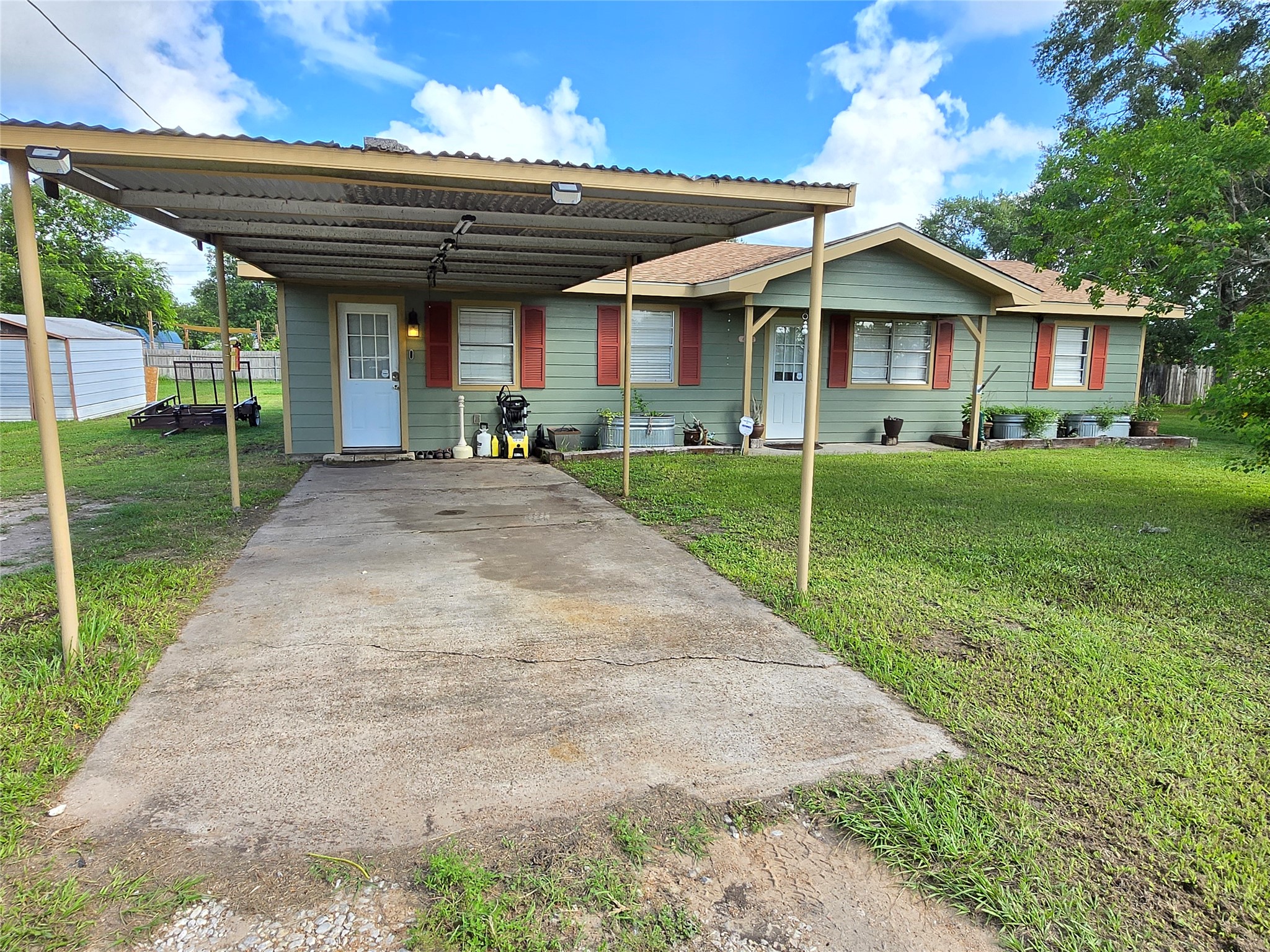 610 East Division Street Edna, TX 77957 - Photo 2 of 38 a view of a house with backyard and porch