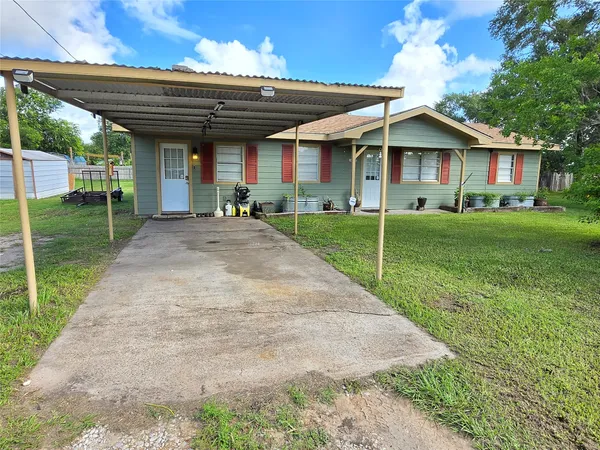 a view of a house with backyard and porch