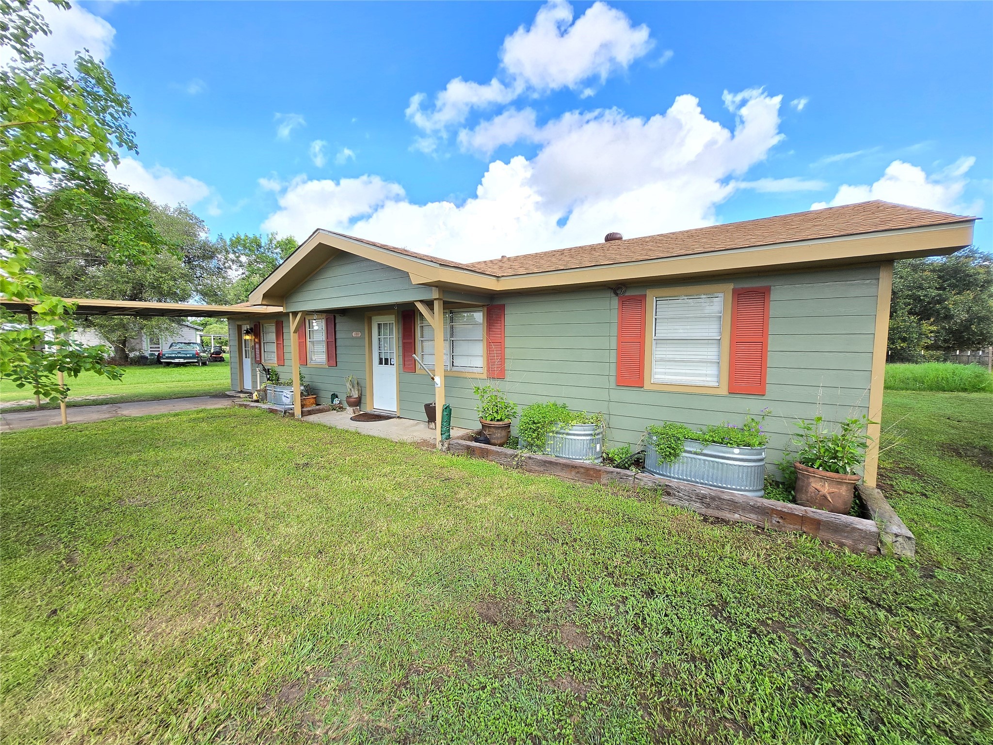 610 East Division Street Edna, TX 77957 - Photo 4 of 38 a front view of a house with garden