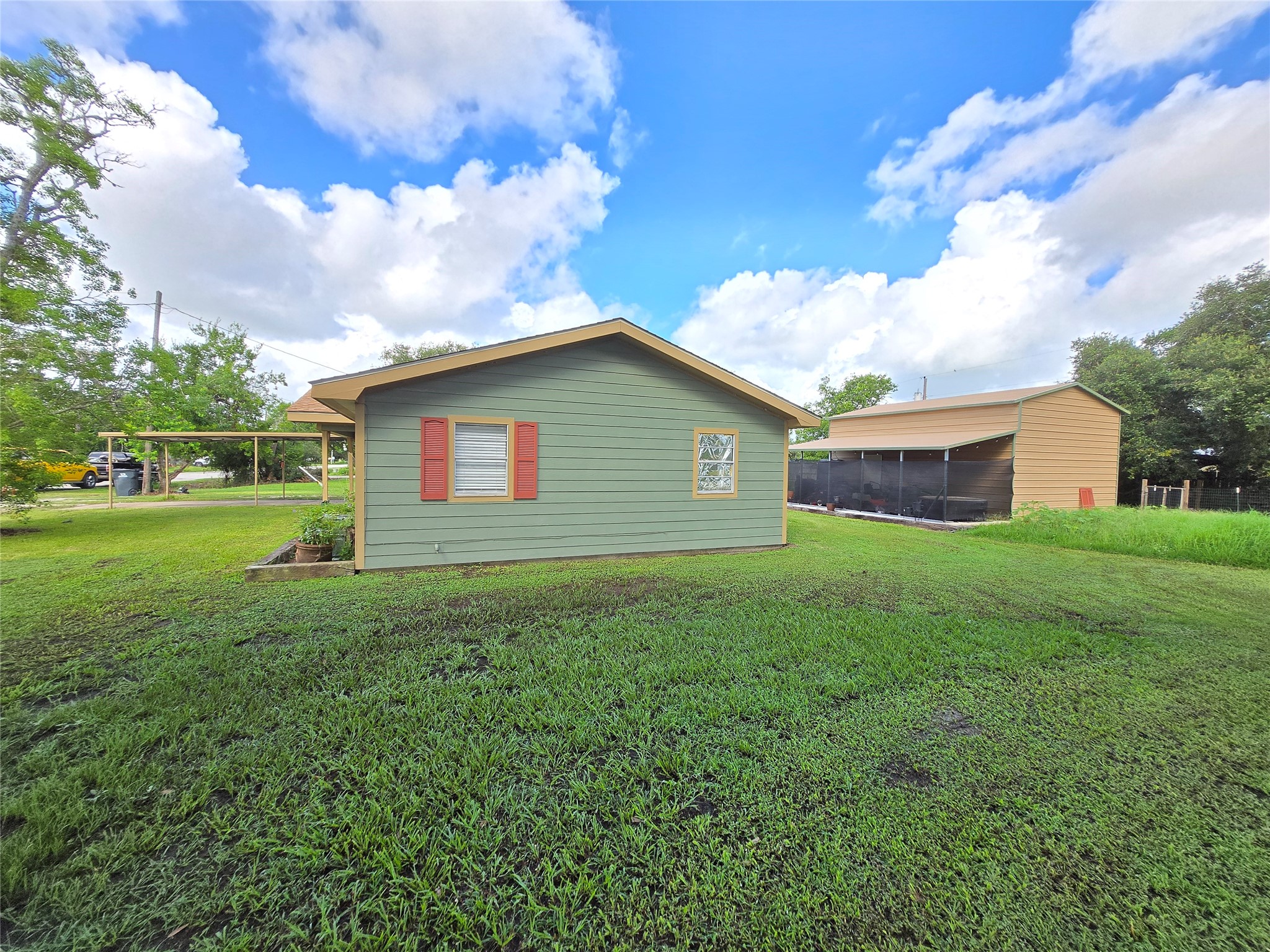 610 East Division Street Edna, TX 77957 - Photo 6 of 38 a backyard of a house with plants and large tree