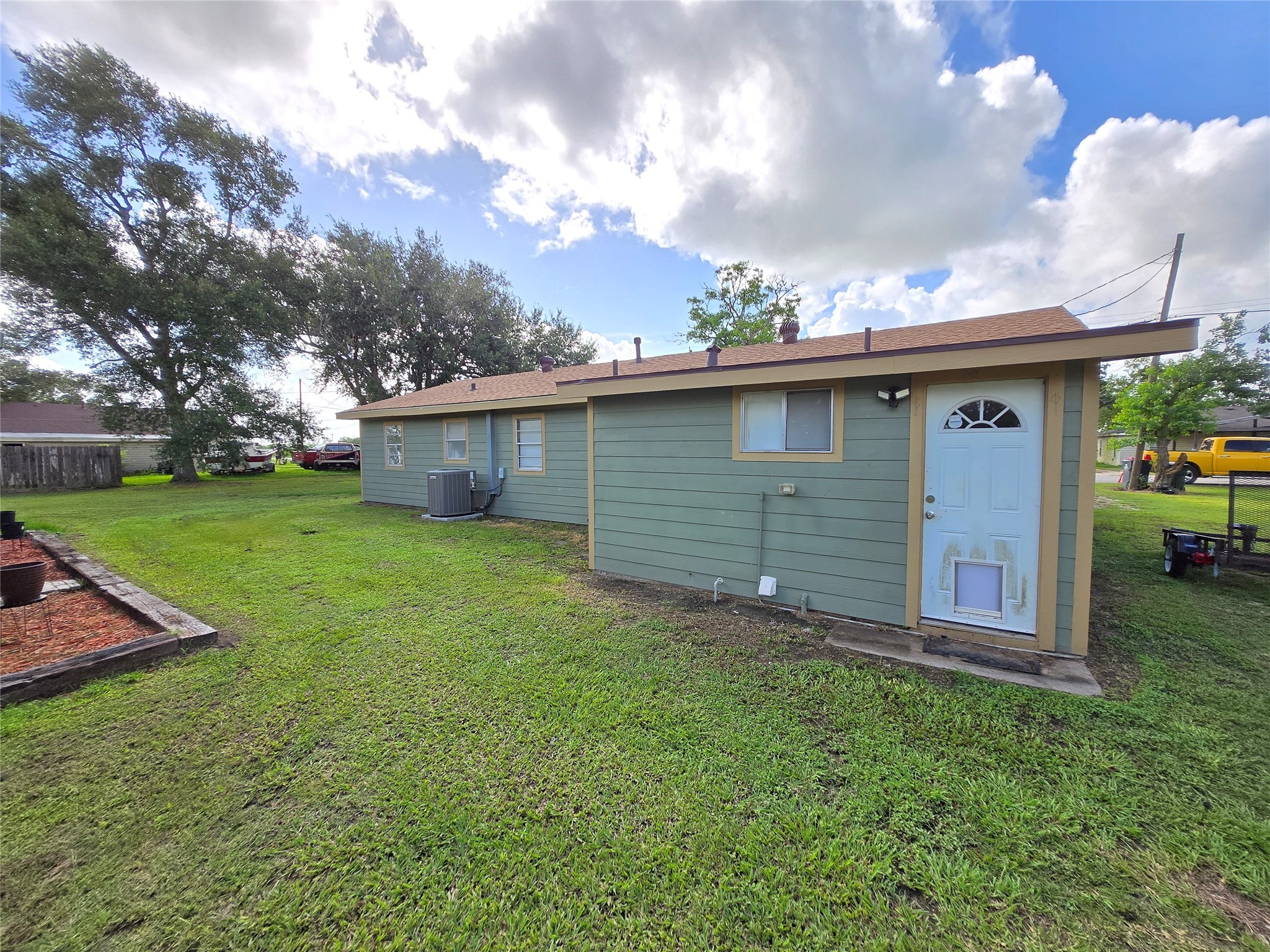 610 East Division Street Edna, TX 77957 - Photo 9 of 38 a backyard of a house with lots of green space