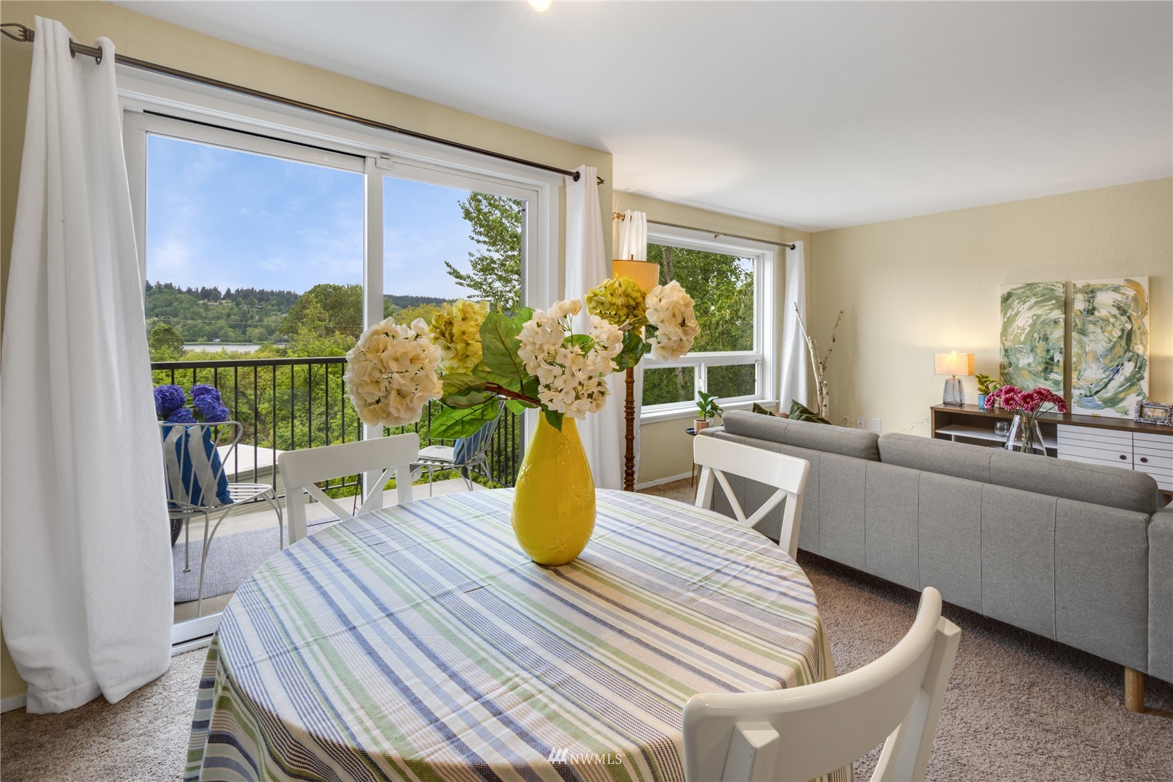 4100 Lake Washington Boulevard North, Unit D203 Renton, WA 98056 - Photo 11 of 30 a living room with furniture flowerpot and wooden floor