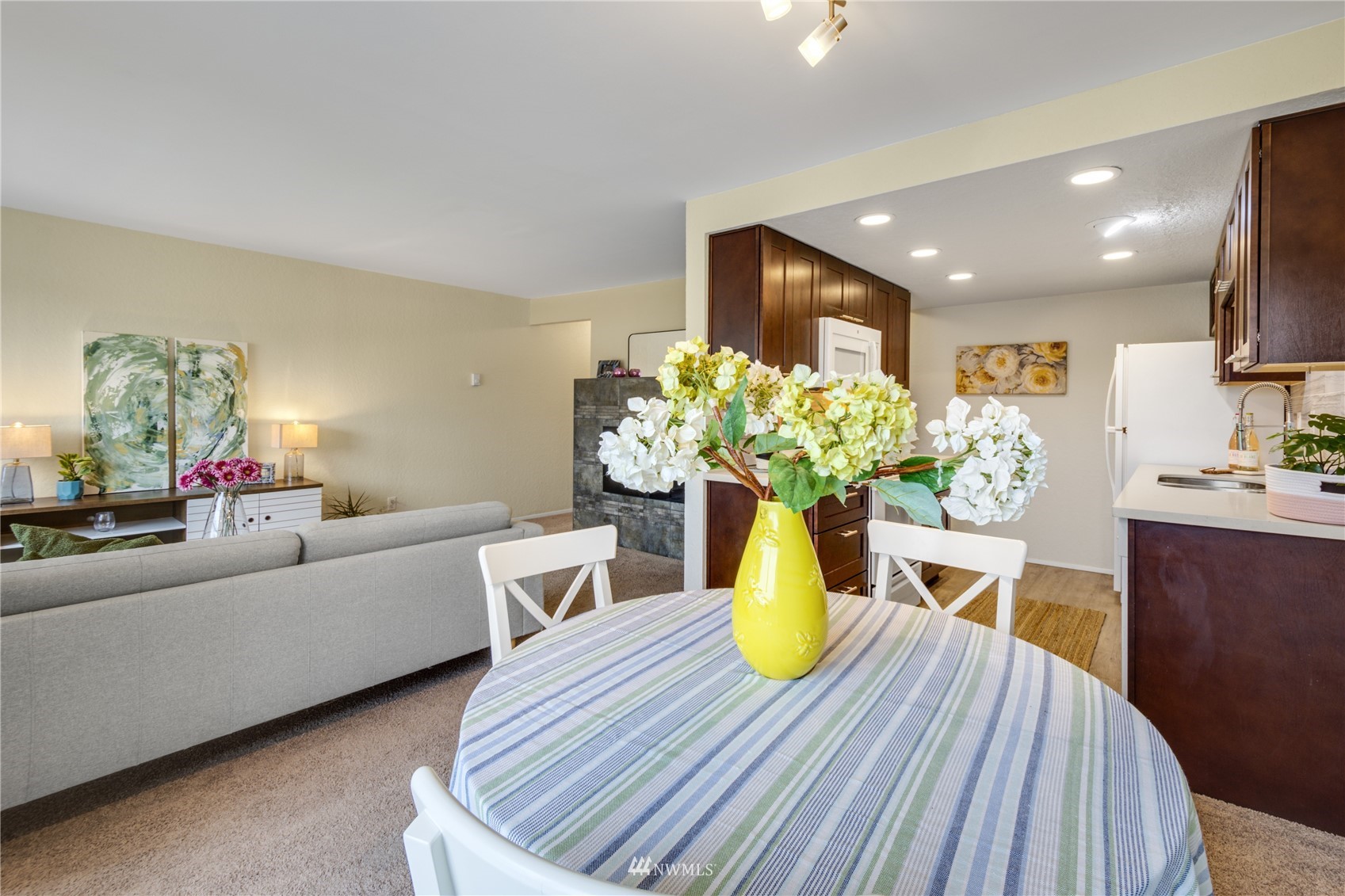 4100 Lake Washington Boulevard North, Unit D203 Renton, WA 98056 - Photo 12 of 30 a living room with furniture and flowers
