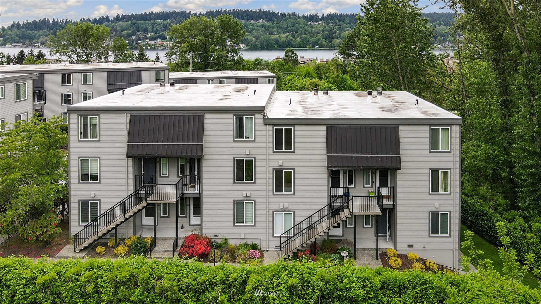 4100 Lake Washington Boulevard North, Unit D203 Renton, WA 98056 - Photo 28 of 30 a view of a house with a sink and garden