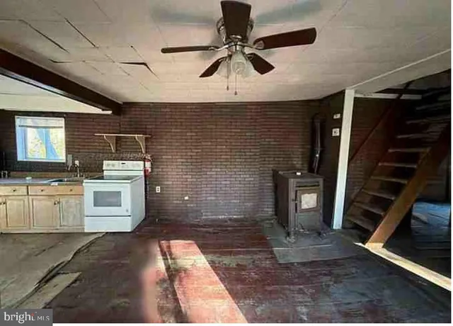 a view of a storage & utility room