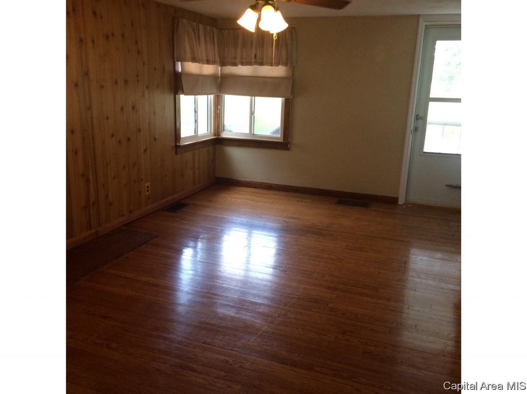915 Rutledge Street Pawnee, IL 62558 - Photo 3 of 16