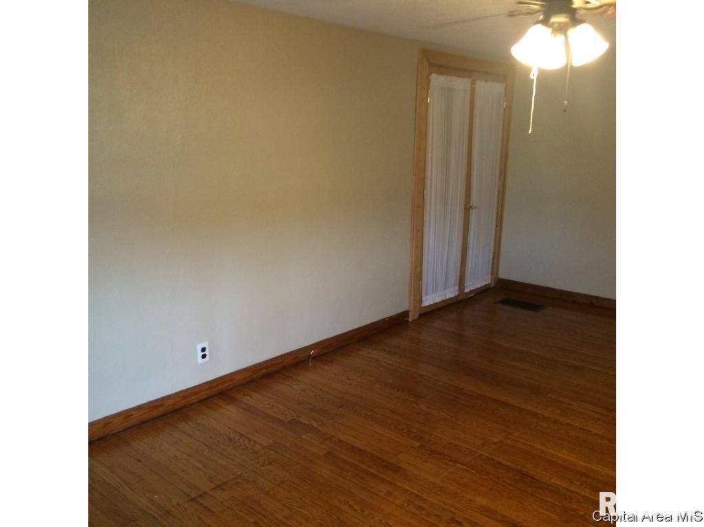 915 Rutledge Street Pawnee, IL 62558 - Photo 4 of 16