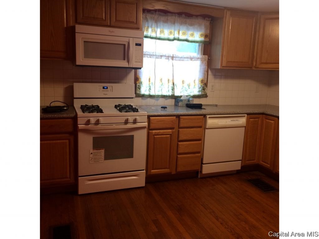 915 Rutledge Street Pawnee, IL 62558 - Photo 6 of 16