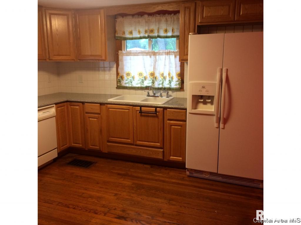 915 Rutledge Street Pawnee, IL 62558 - Photo 7 of 16