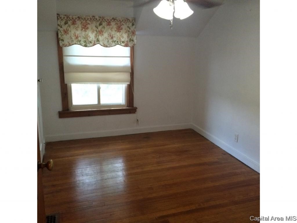 915 Rutledge Street Pawnee, IL 62558 - Photo 9 of 16