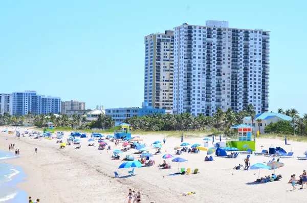 a group of cars parked in front of a building