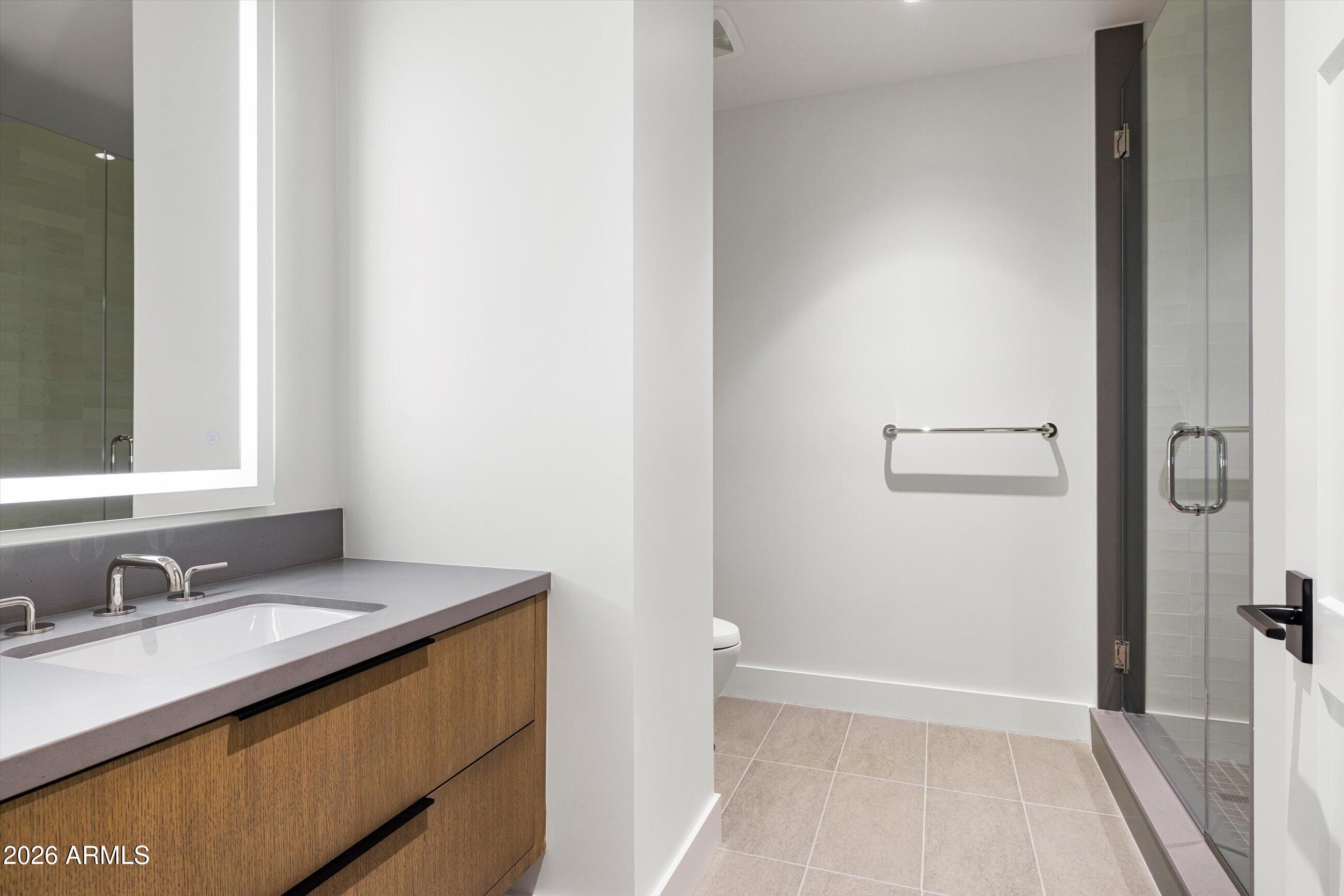 4849 North Camelback Ridge Road, Unit B104 Scottsdale, AZ 85251 - Photo 27 of 43 Full Guest Bath