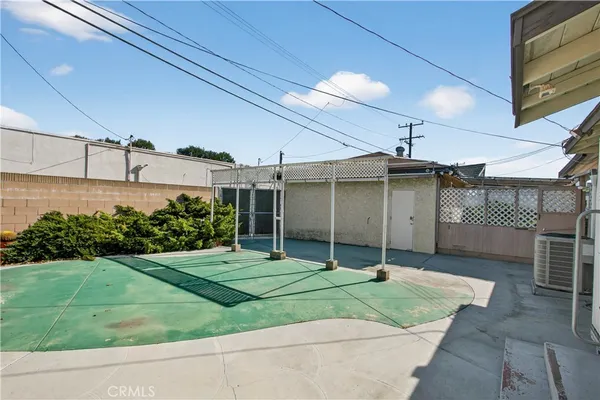 a view of a backyard