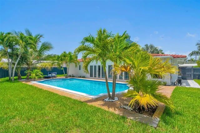 a view of a backyard