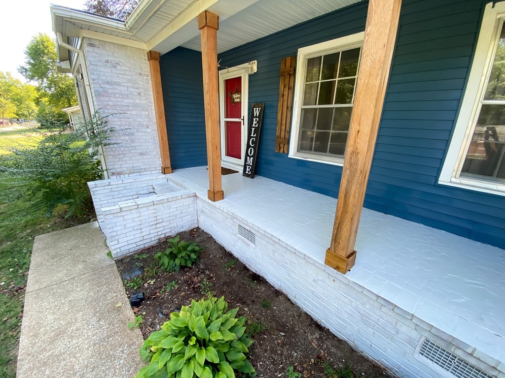 173 Magnolia Street Camden, TN 38320 - Photo 2 of 22 a front view of a house with garden