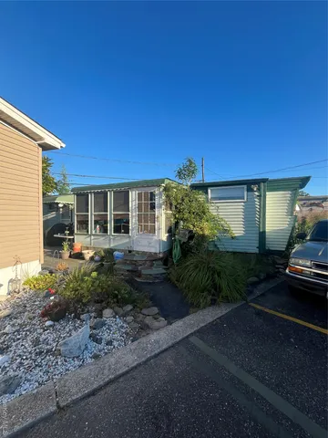 a view of a house with backyard and garden