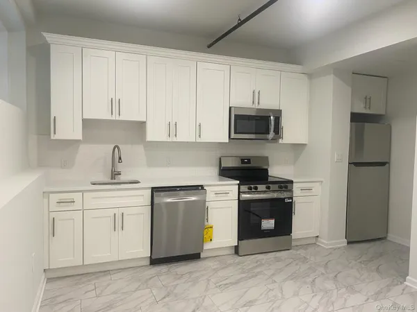 $1,900 | 94 4th Avenue, Bay Shore, NY 11706