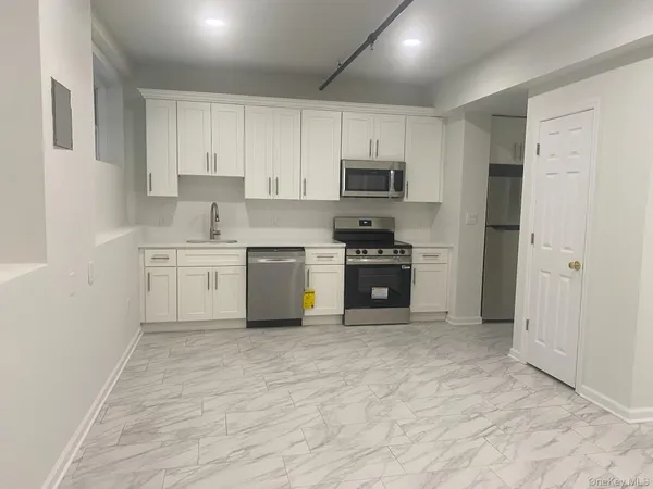 $1,900 | 94 4th Avenue, Bay Shore, NY 11706