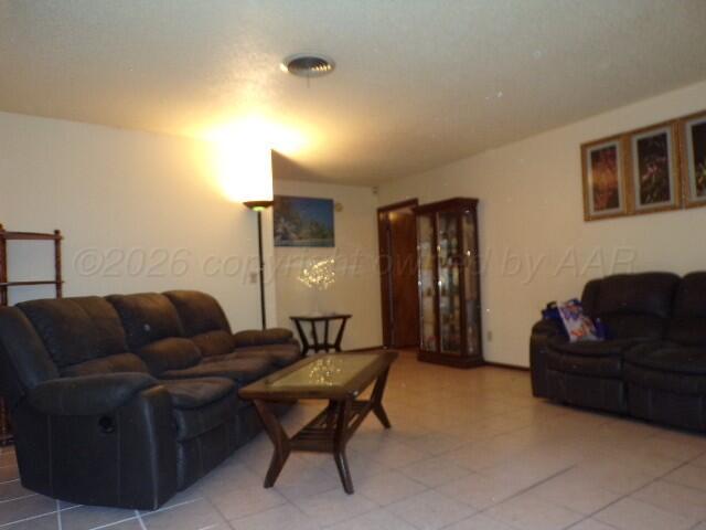 1620 Bluebell Street Amarillo, TX 79107 - Photo 4 of 28 a living room with furniture