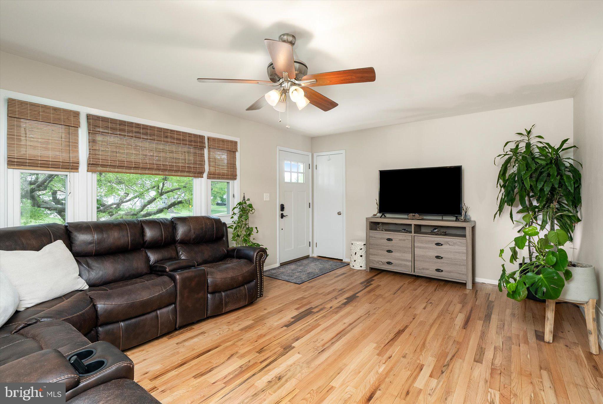 4 Running Brook Road Ewing, NJ 08638 - Photo 4 of 26 Living Room