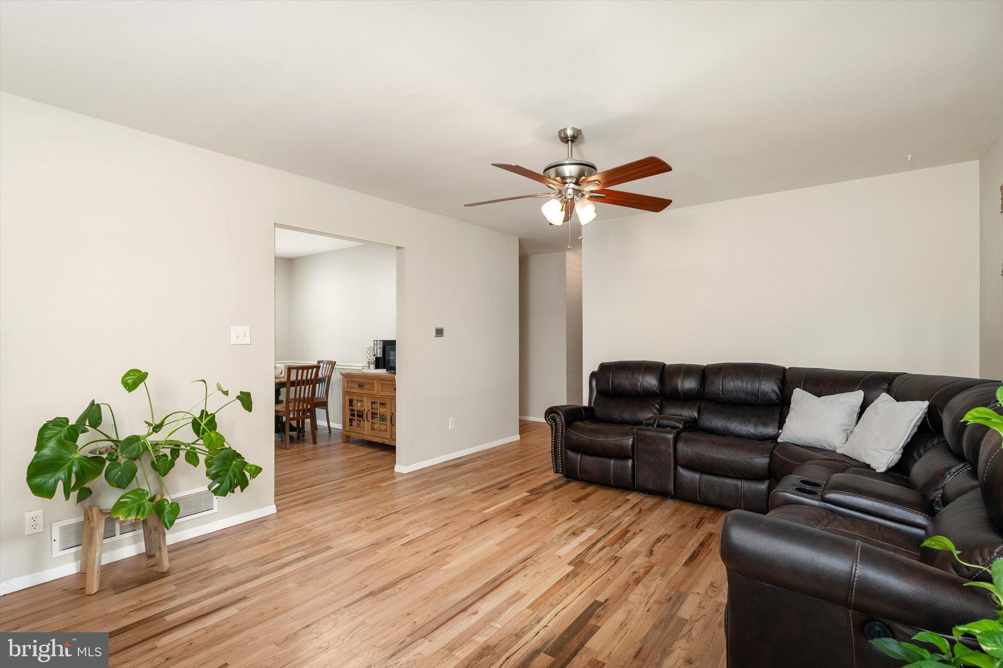 4 Running Brook Road Ewing, NJ 08638 - Photo 6 of 26 Living Room