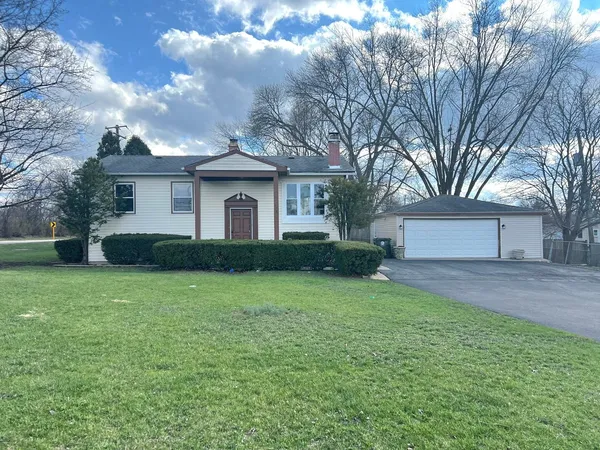 $2,695 | 717 East Clarendon Drive, Round Lake Beach, IL 60073