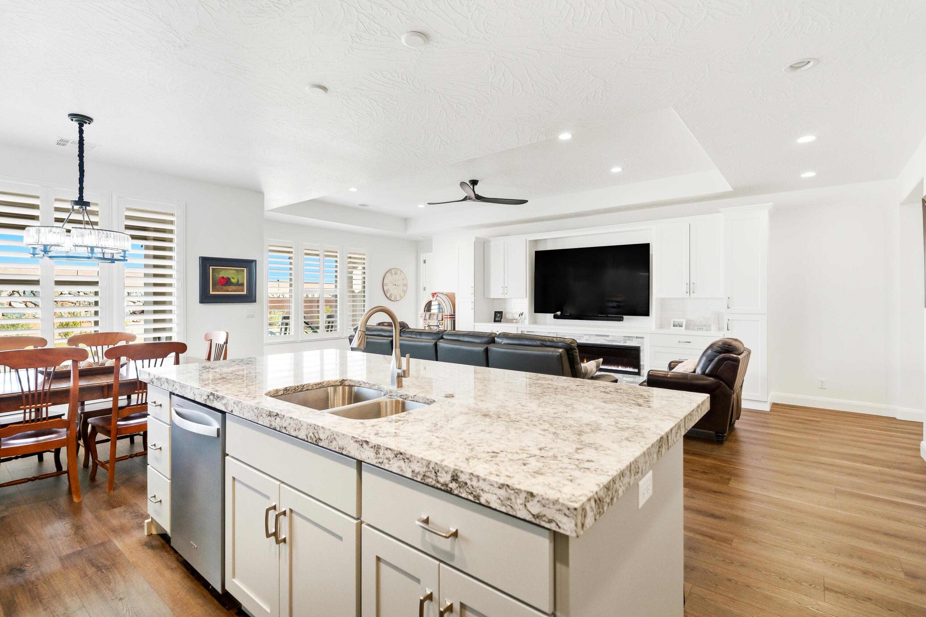 1414 Via Del Sol Washington, UT 84780 - Photo 9 of 37 Great Room