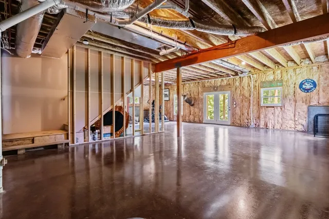 a view of a house with backyard