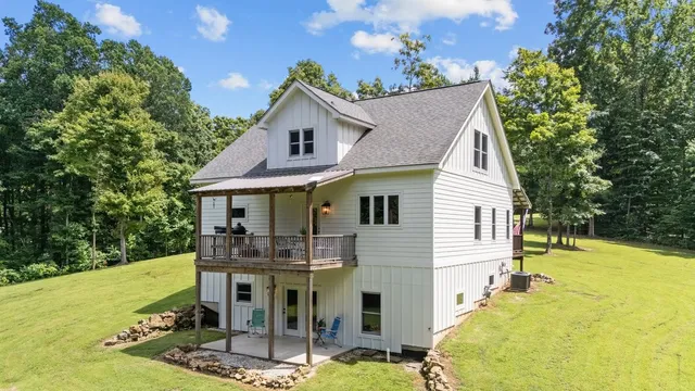 a view of a house with backyard and garden