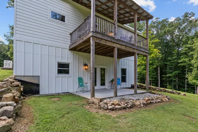 a view of a house with backyard