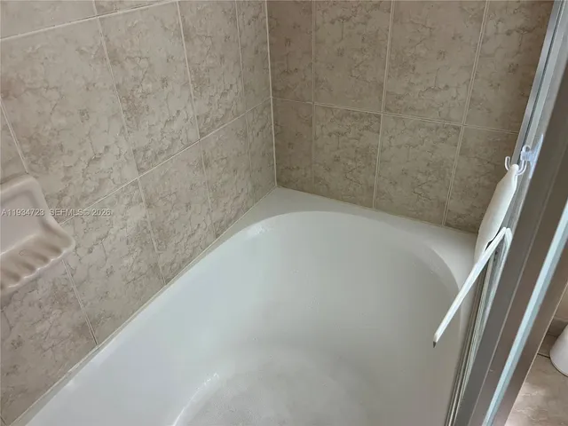 $2,500 | 3500 Oaks Clubhouse Drive, Unit 308, Pompano Beach, FL 33069