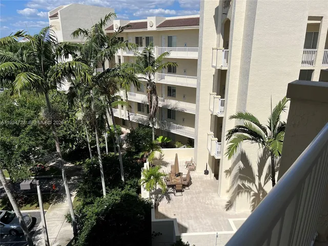 $2,500 | 3500 Oaks Clubhouse Drive, Unit 308, Pompano Beach, FL 33069