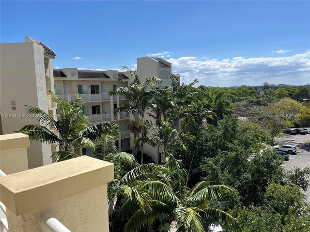 $2,500 | 3500 Oaks Clubhouse Drive, Unit 308, Pompano Beach, FL 33069