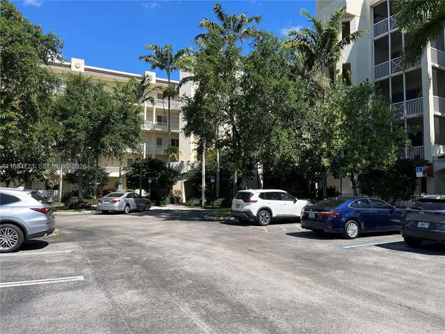 $2,500 | 3500 Oaks Clubhouse Drive, Unit 308, Pompano Beach, FL 33069
