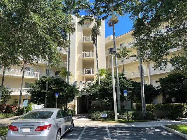 $2,500 | 3500 Oaks Clubhouse Drive, Unit 308, Pompano Beach, FL 33069