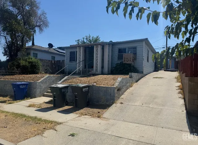 a view of outdoor space yard and patio
